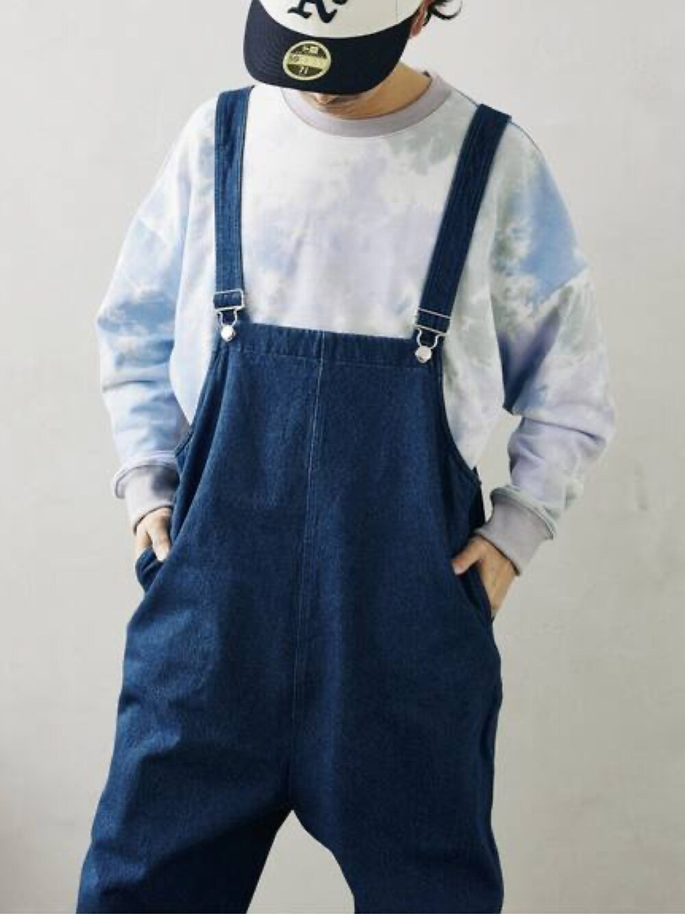 「オーバーオール、デニム、シェフパンツ、タイダイ柄、ビックシルエット、スウェット、休日コーデ、ゆるコーデ、レイヤードスタイル、パステル映える春、春コーデ、ニューバランス、スニーカーコーデ、キャップ、ニューエラ」|「JOURNAL STANDARD relumeのオーバーサイズ タイダイスウェット(スウェット、グレー系)」を使った、enoさん(メンズ・174cm)の春コーディネートの4枚目の写真