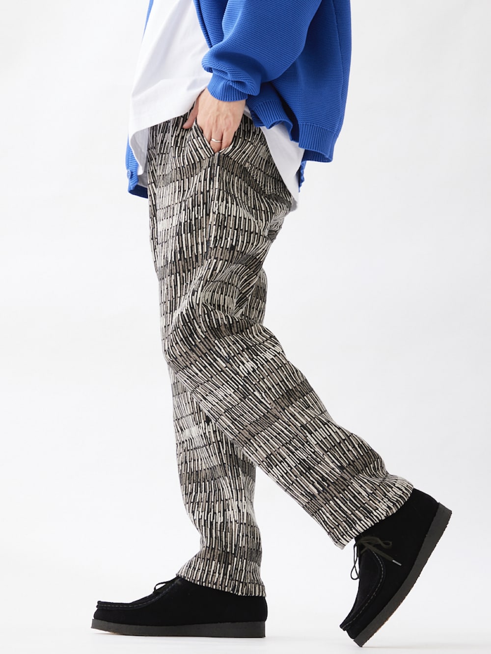 ブルー系のカーディガン/ボレロ、ブルー系のその他パンツ、ブラック系のブーツを着用したメンズの冬コーディネートの4枚目の写真