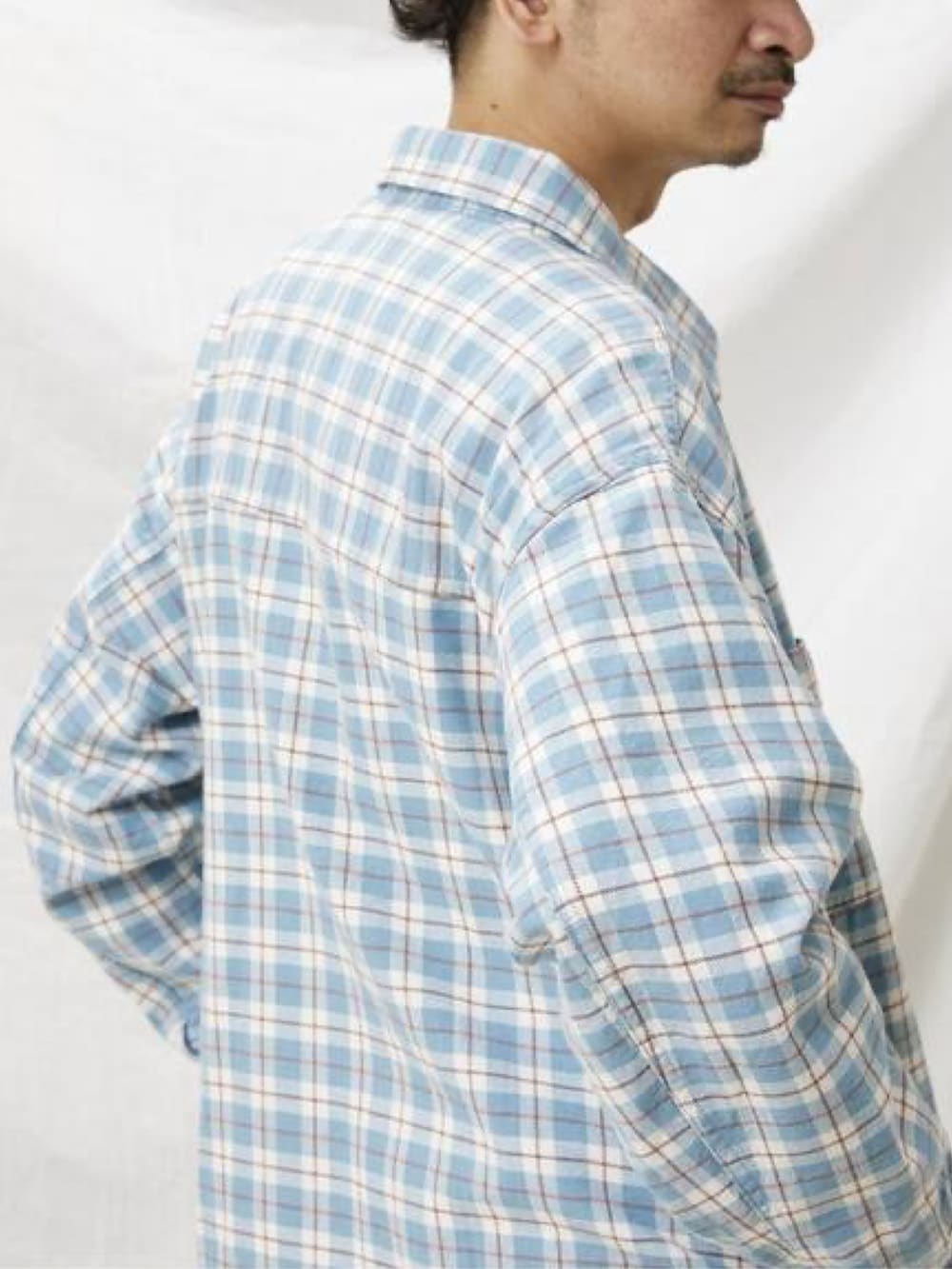 ブルー系のシャツ/ブラウス、ホワイト系のTシャツ/カットソー、ブルー系のデニムパンツを着用したメンズの春コーディネートの4枚目の写真