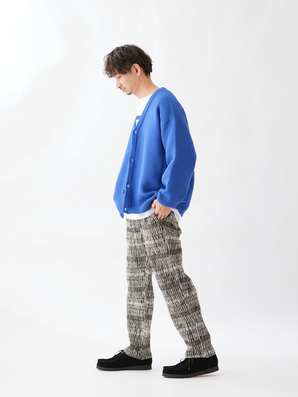 ブルー系のカーディガン/ボレロ、ブルー系のその他パンツ、ブラック系のブーツを着用したメンズの冬コーディネートの2枚目の写真