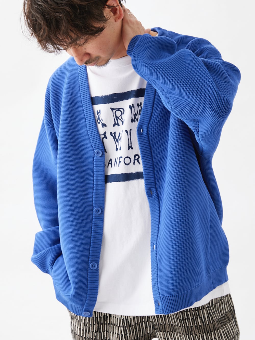ブルー系のカーディガン/ボレロ、ブルー系のその他パンツ、ブラック系のブーツを着用したメンズの冬コーディネートの3枚目の写真
