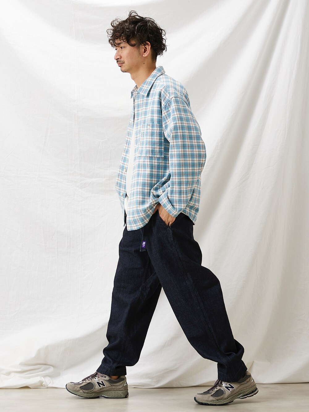 ブルー系のシャツ/ブラウス、ホワイト系のTシャツ/カットソー、ブルー系のデニムパンツを着用したメンズの春コーディネートの2枚目の写真