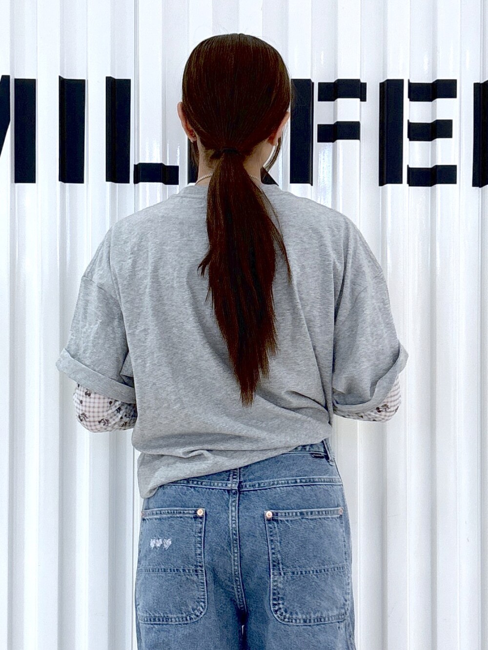 グレー系のTシャツ/カットソー、グレー系のTシャツ/カットソー、ブルー系のデニムパンツを着用したレディースの秋コーディネートの4枚目の写真