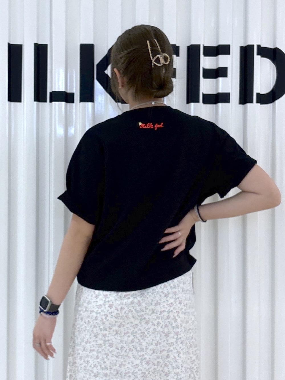 ブラック系のTシャツ/カットソー、ホワイト系のワンピース、ブラック系のポーチを着用したレディースの春コーディネートの6枚目の写真