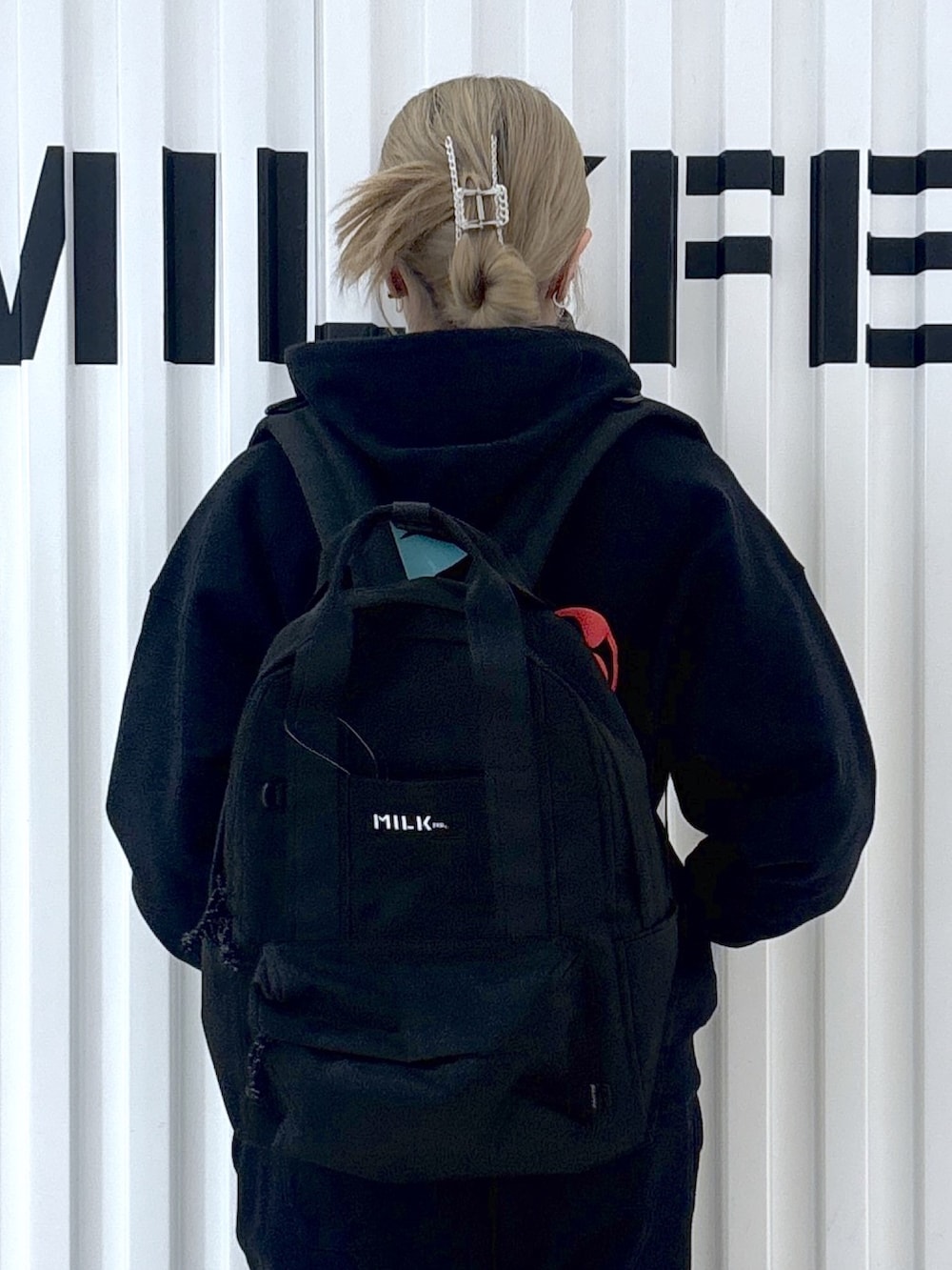 ブラック系のパーカー、ブラック系のTシャツ/カットソー、ブラック系のスウェットパンツを着用したレディースの春コーディネートの4枚目の写真