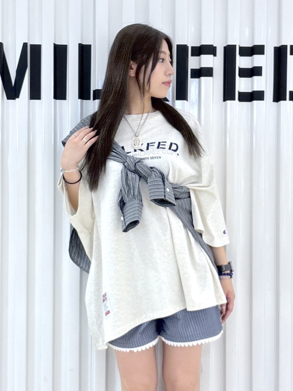 ベージュ系のTシャツ/カットソー、グレー系のシャツ/ブラウス、ブルー系のその他パンツを着用したレディースの夏コーディネートの3枚目の写真