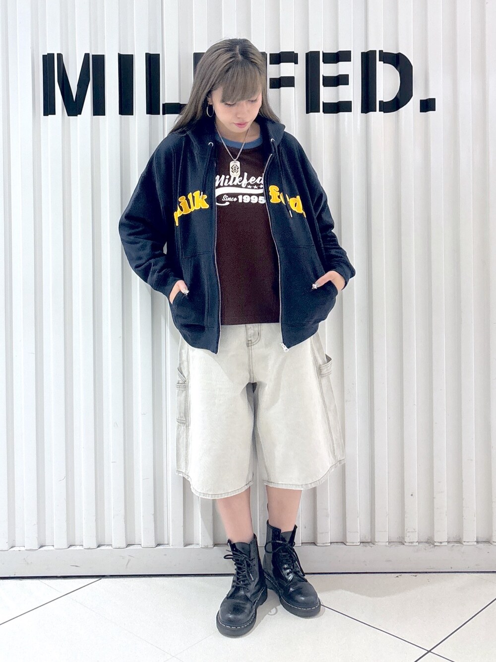 ホワイト系のデニムパンツ、ブルー系のパーカー、ホワイト系のTシャツ/カットソーを着用したレディースの秋コーディネートの3枚目の写真