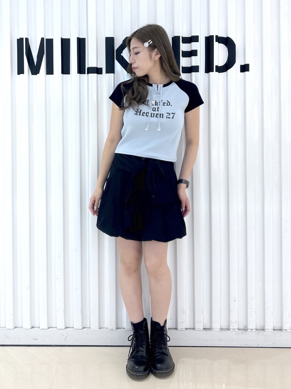 ブルー系のTシャツ/カットソー、ブルー系のスカート、ブルー系のショルダーバッグを着用したレディースの夏コーディネートの3枚目の写真