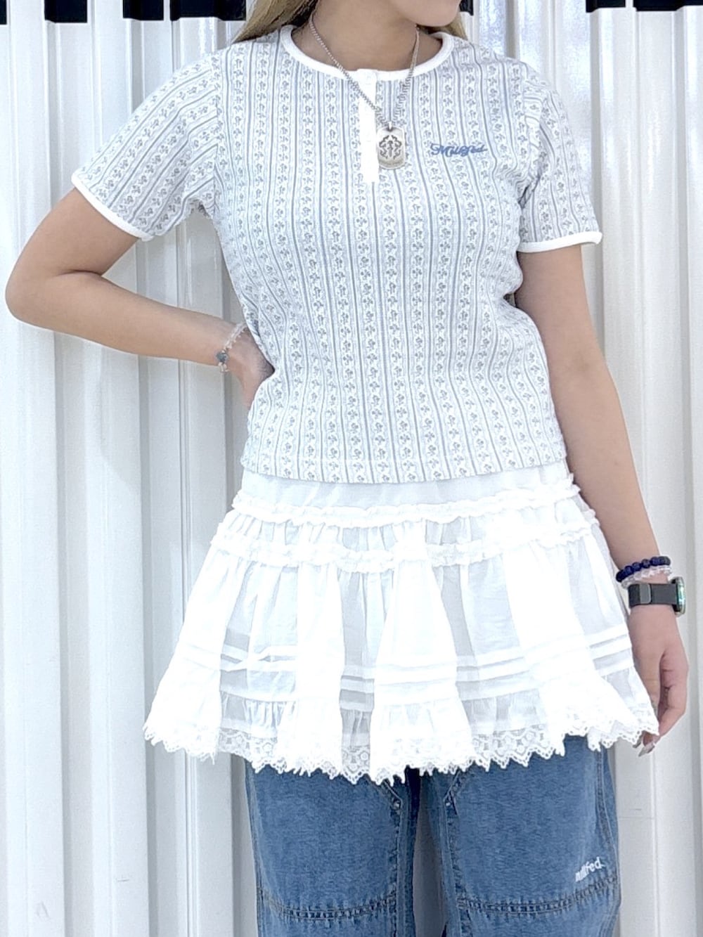 ホワイト系のカーディガン/ボレロ、ホワイト系のTシャツ/カットソー、ホワイト系のスカートを着用したレディースの春コーディネートの8枚目の写真