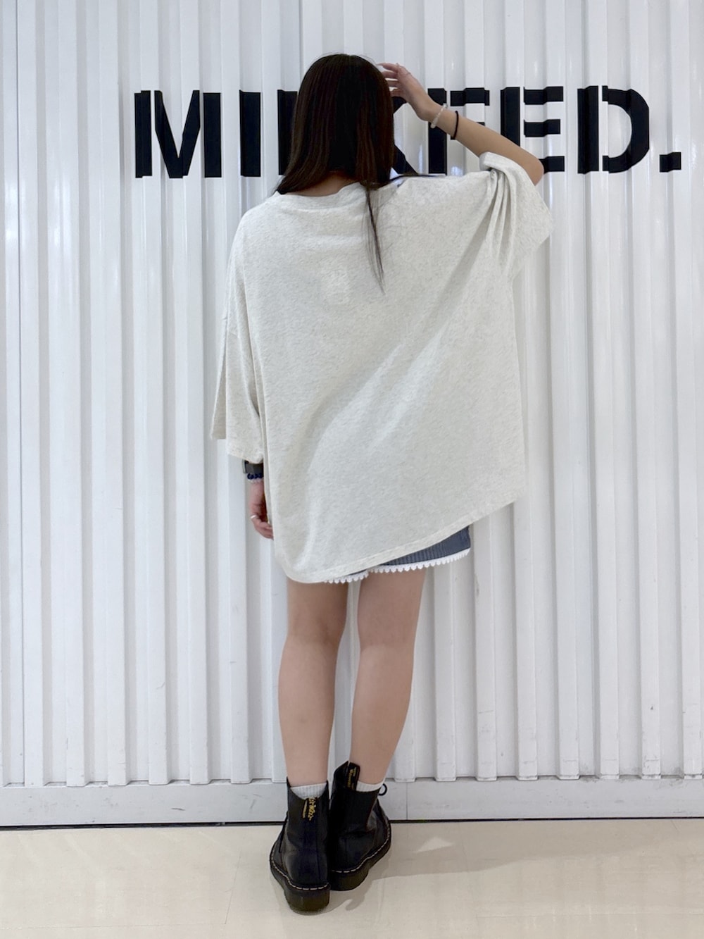 ベージュ系のTシャツ/カットソー、グレー系のシャツ/ブラウス、ブルー系のその他パンツを着用したレディースの夏コーディネートの5枚目の写真