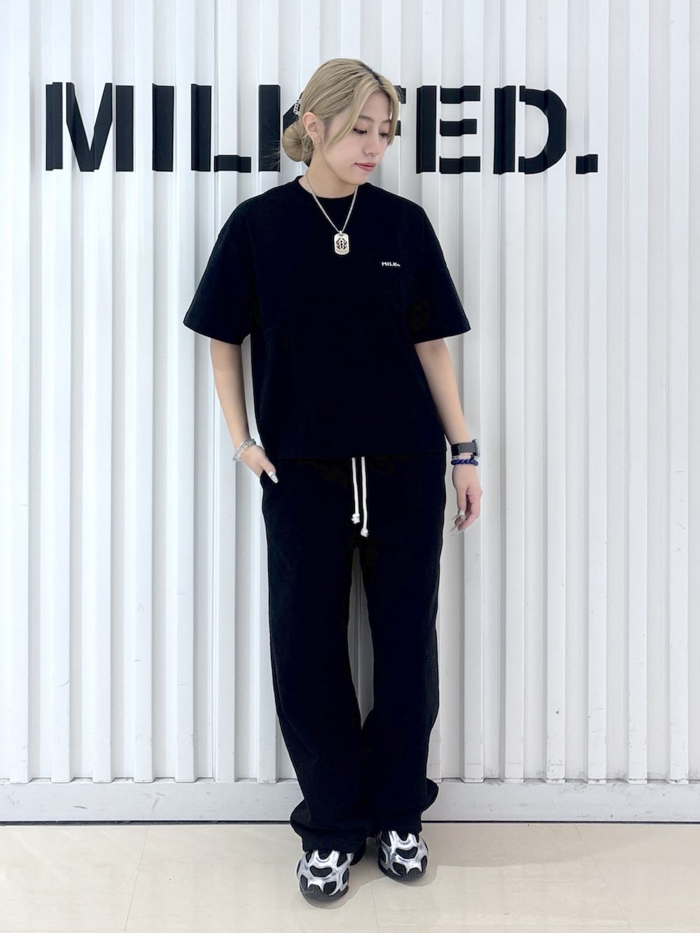 ブラック系のパーカー、ブラック系のTシャツ/カットソー、ブラック系のスウェットパンツを着用したレディースの春コーディネートの8枚目の写真