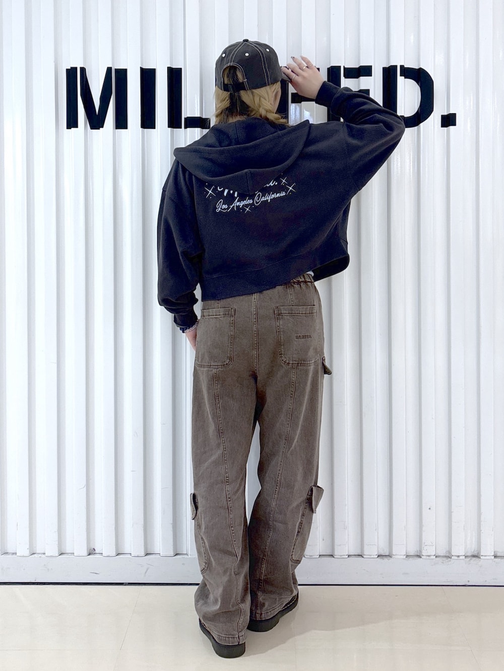 ホワイト系のハンドバッグ、ブラウン系のその他パンツ、ブルー系のキャミソールを着用したレディースの春コーディネートの4枚目の写真