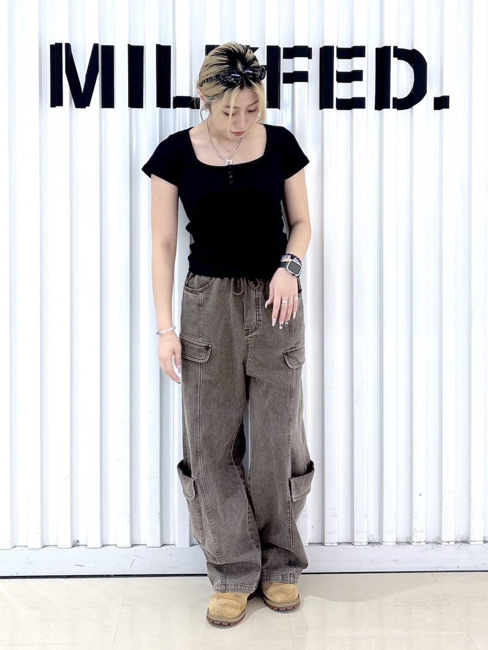 ブラウン系のその他パンツ、ブラック系のTシャツ/カットソー、ブラウン系のショルダーバッグを着用したレディースの春コーディネートの3枚目の写真