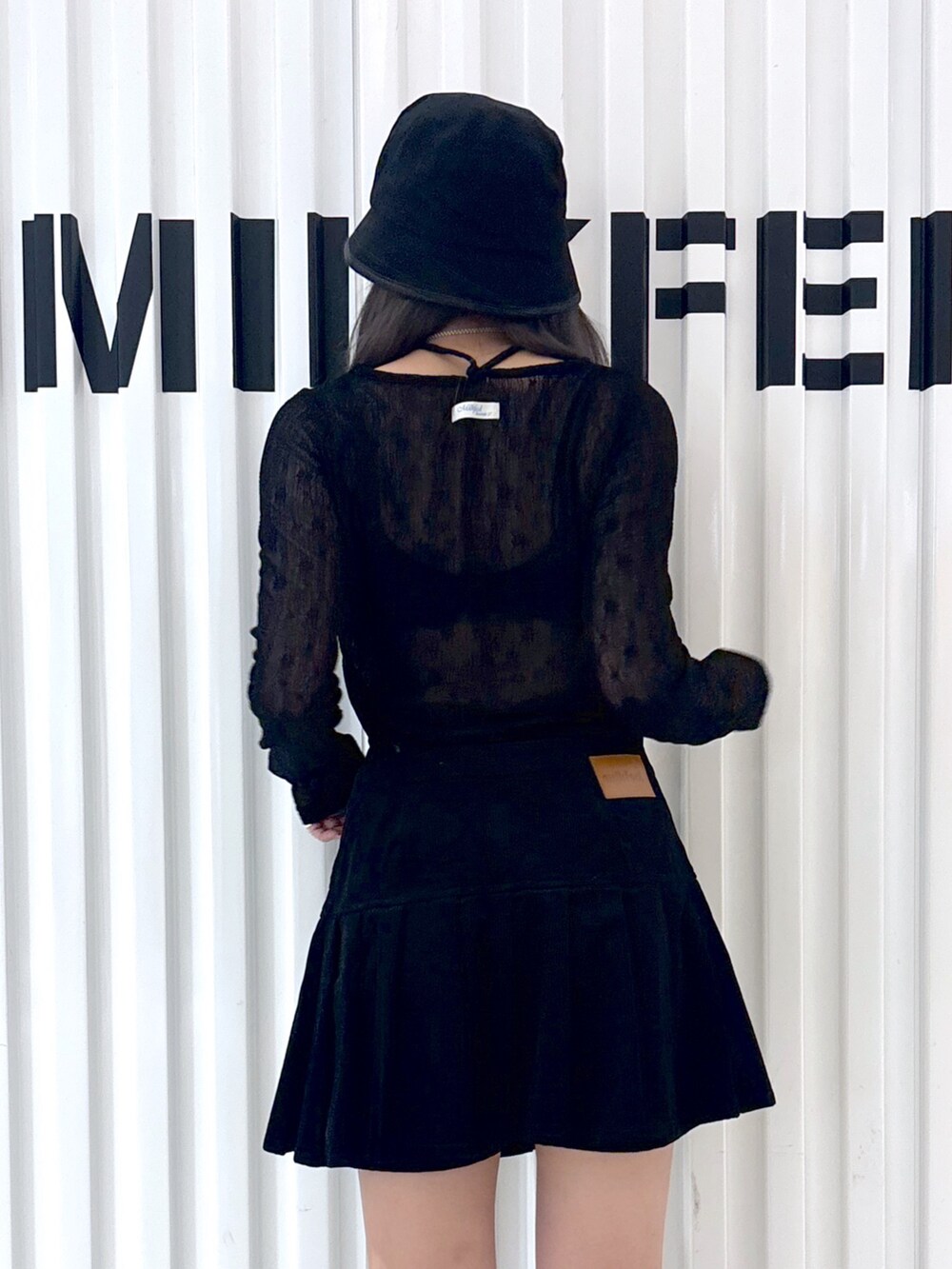 ブラック系のTシャツ/カットソー、ブラック系のその他パンツ、ブラック系のハットを着用したレディースの夏コーディネートの4枚目の写真