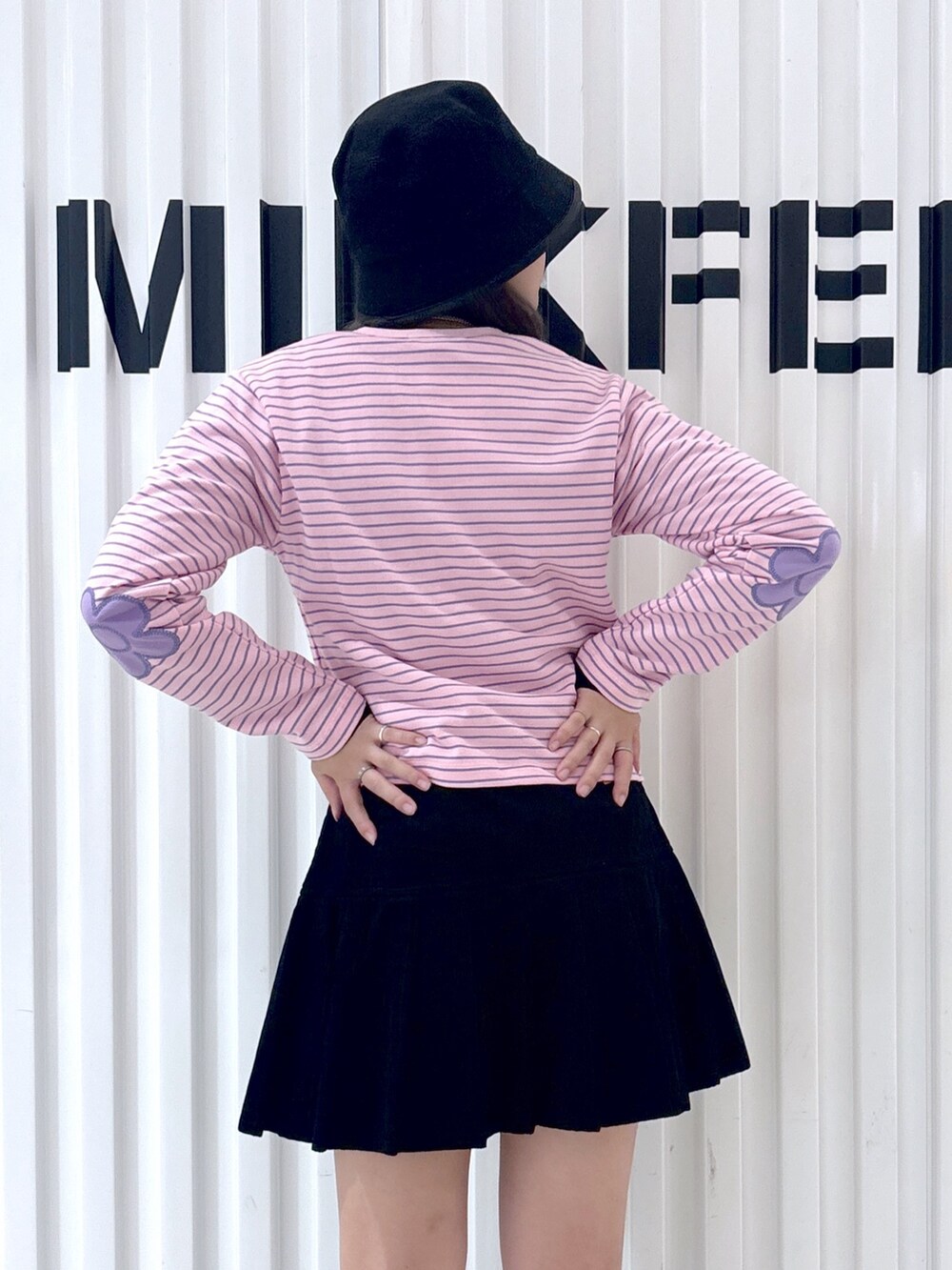 ピンク系のカーディガン/ボレロ、ブラック系のその他パンツ、ブラック系のTシャツ/カットソーを着用したレディースの夏コーディネートの5枚目の写真