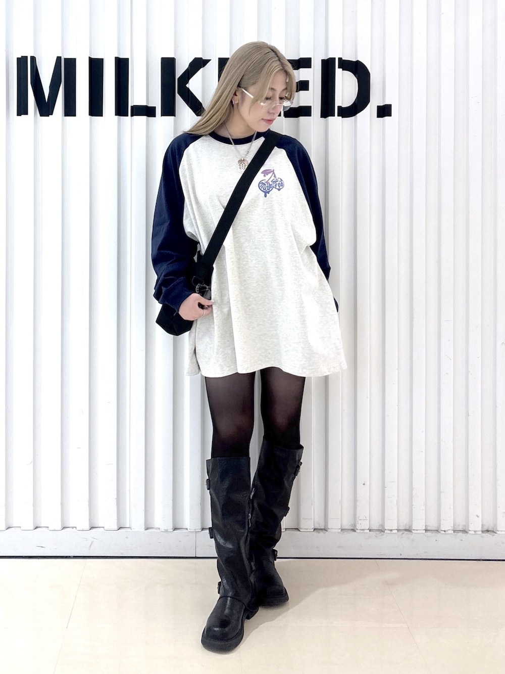 ベージュ系のTシャツ/カットソー、ブラック系のショルダーバッグを着用したレディースの冬コーディネートの2枚目の写真