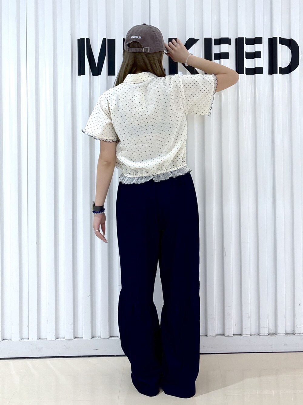 ホワイト系のシャツ/ブラウス、ブルー系のその他パンツ、ホワイト系のショルダーバッグを着用したレディースの夏コーディネートの4枚目の写真