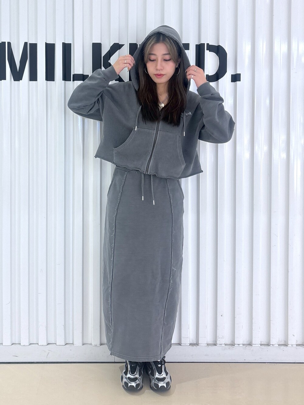 ブラック系のパーカー、ブラック系のスカートを着用したレディースの冬コーディネートの4枚目の写真