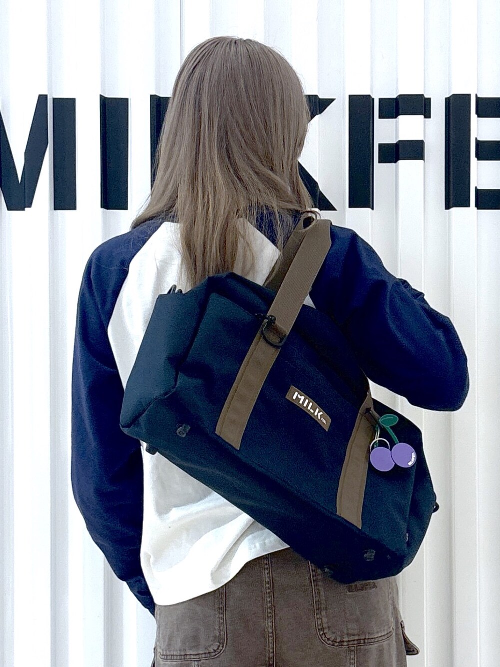 ブラウン系のその他パンツ、ホワイト系のTシャツ/カットソー、ブルー系のショルダーバッグを着用したレディースの冬コーディネートの5枚目の写真