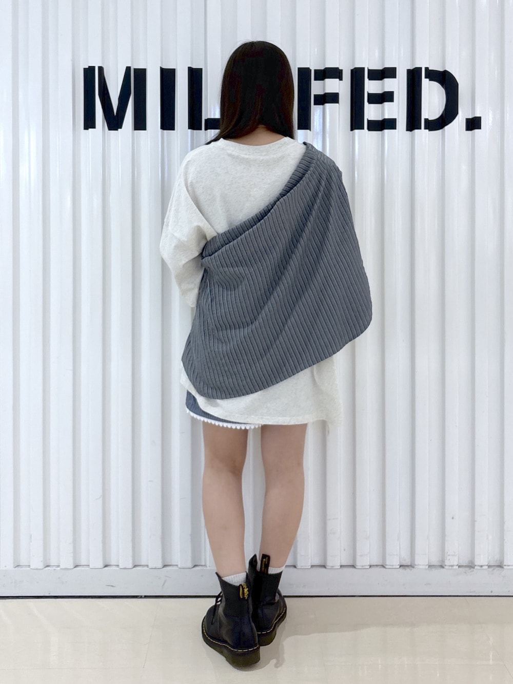 ベージュ系のTシャツ/カットソー、グレー系のシャツ/ブラウス、ブルー系のその他パンツを着用したレディースの夏コーディネートの2枚目の写真
