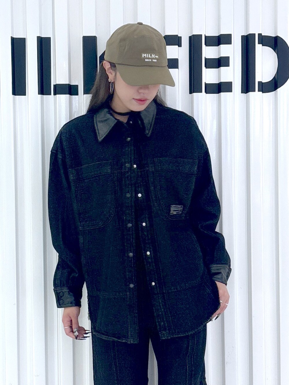 ブラック系のシャツ/ブラウス、ブラック系のデニムパンツ、ブラック系のショルダーバッグを着用したレディースの秋コーディネートの5枚目の写真