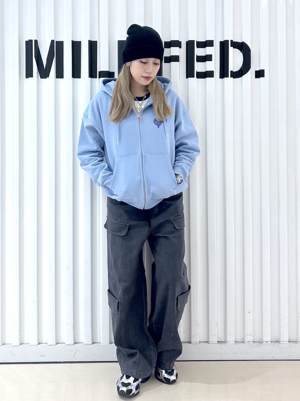 ブラック系のその他パンツ、ブルー系のパーカー、パープル系のバックパック/リュックを着用したレディースの冬コーディネートの4枚目の写真