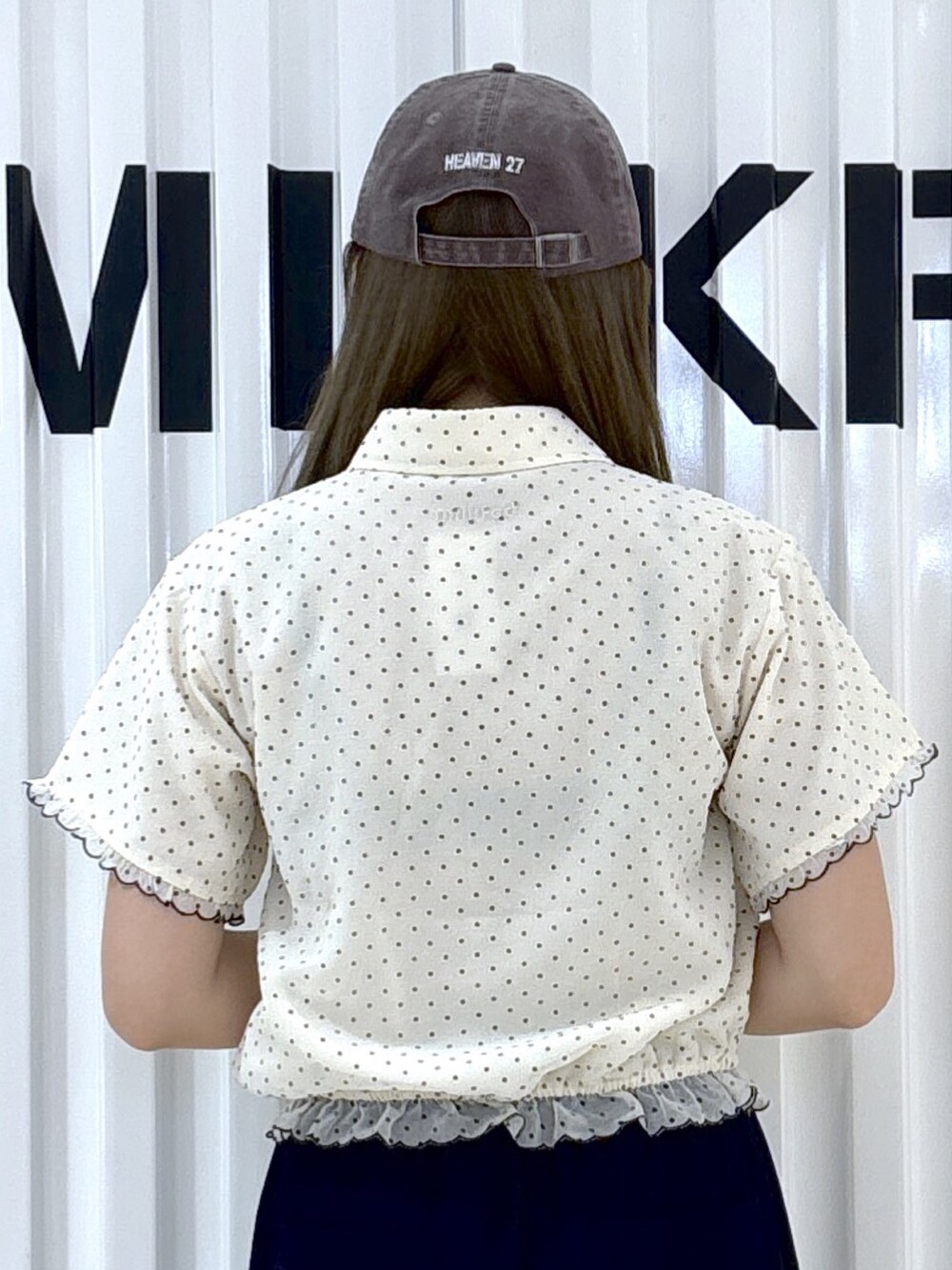 ホワイト系のシャツ/ブラウス、ブルー系のその他パンツ、ホワイト系のショルダーバッグを着用したレディースの夏コーディネートの6枚目の写真