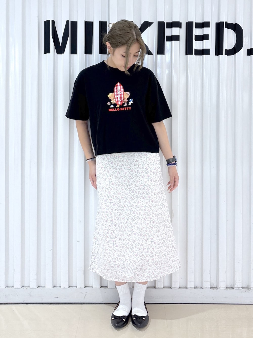ブラック系のTシャツ/カットソー、ホワイト系のワンピース、ブラック系のポーチを着用したレディースの春コーディネートの7枚目の写真