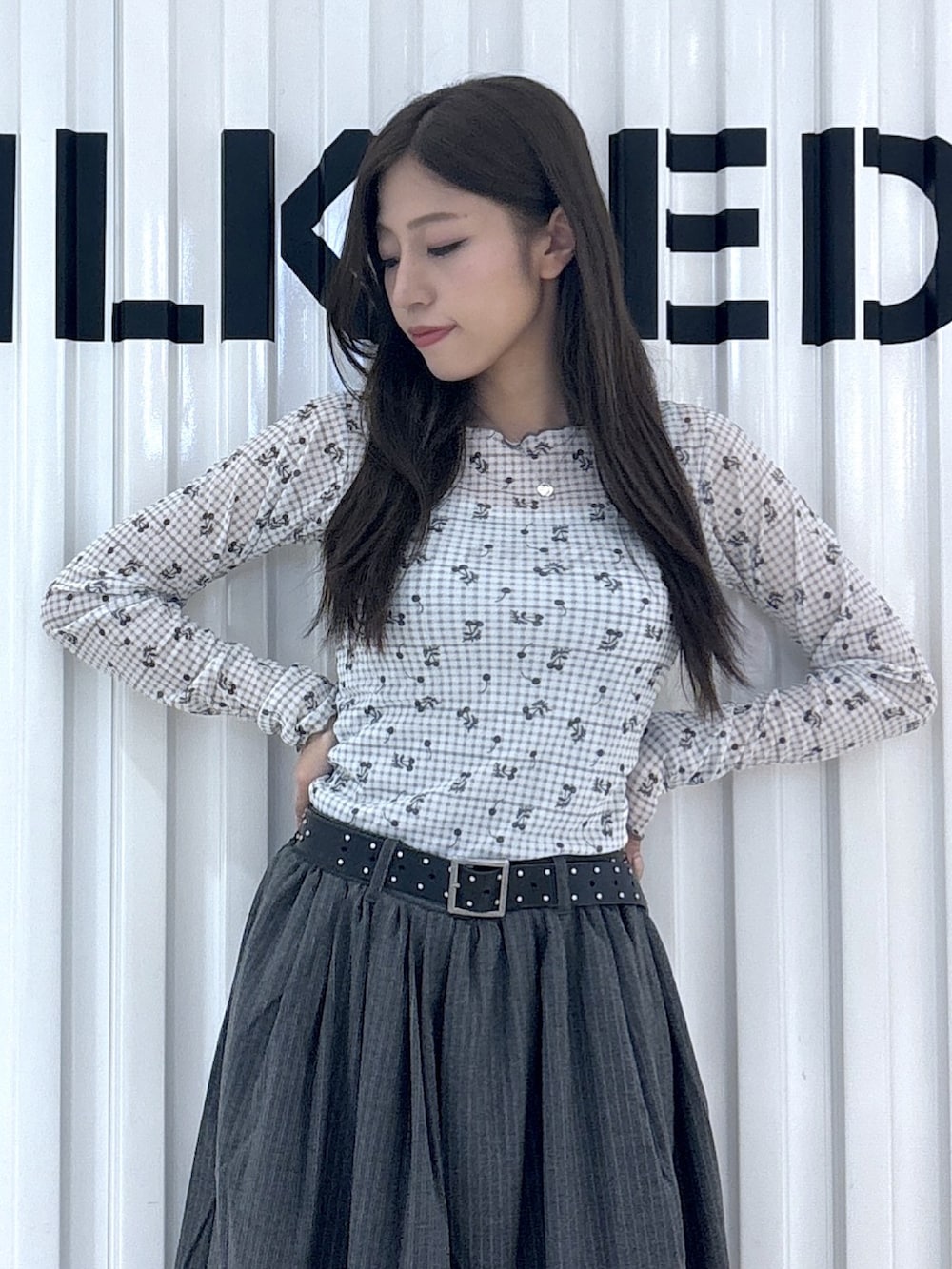 ブルー系のキャミソール、グレー系のTシャツ/カットソー、グレー系のスカートを着用したレディースの夏コーディネートの5枚目の写真