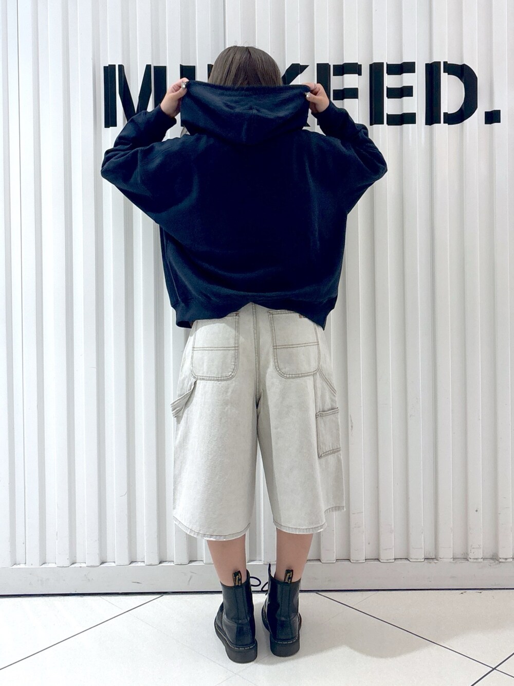 ホワイト系のデニムパンツ、ブルー系のパーカー、ホワイト系のTシャツ/カットソーを着用したレディースの秋コーディネートの4枚目の写真