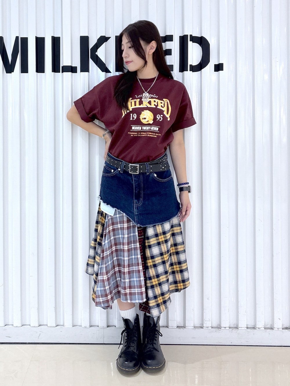 グレー系のショルダーバッグ、レッド系のTシャツ/カットソー、ブルー系のジャンパースカートを着用したレディースの秋コーディネートの3枚目の写真