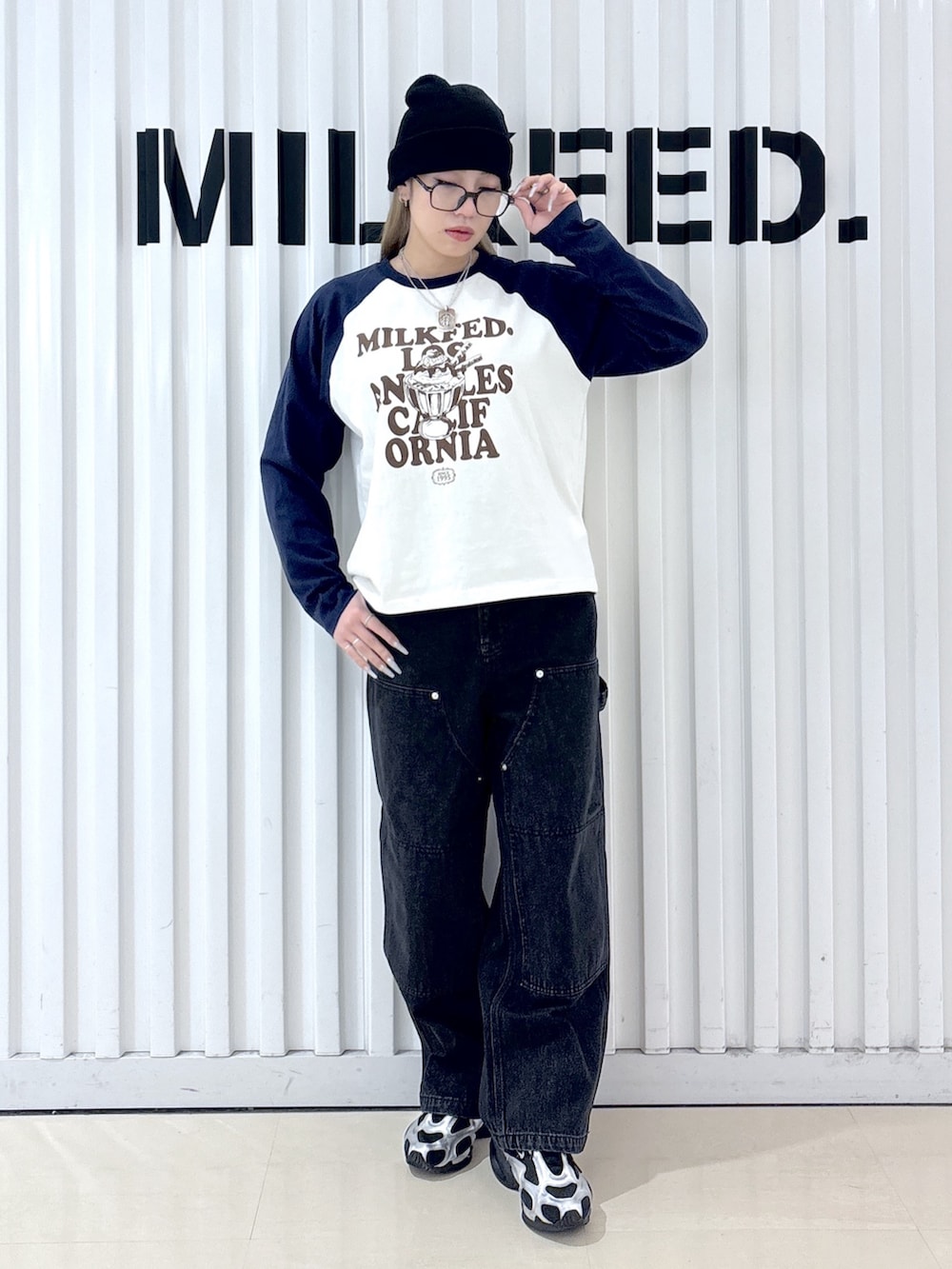 ブラック系のデニムジャケット、ブラック系のデニムパンツ、ホワイト系のTシャツ/カットソーを着用したレディースの冬コーディネートの8枚目の写真