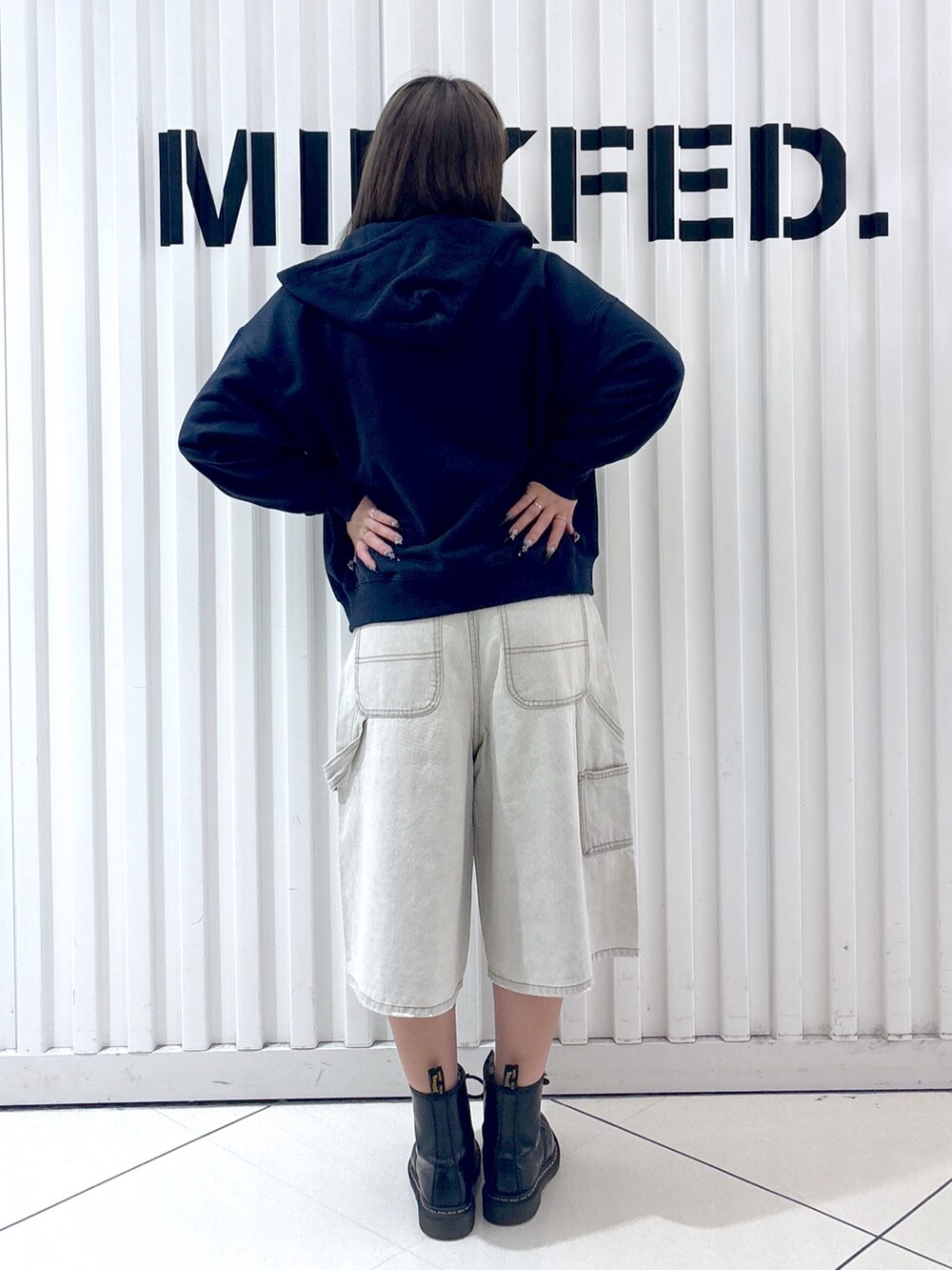 ホワイト系のデニムパンツ、ブルー系のパーカー、ホワイト系のTシャツ/カットソーを着用したレディースの秋コーディネートの2枚目の写真