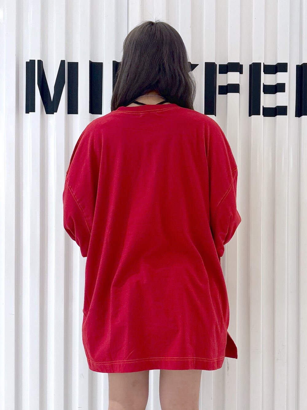 レッド系のTシャツ/カットソー、ブラック系のTシャツ/カットソー、ブラック系のその他パンツを着用したレディースの夏コーディネートの6枚目の写真