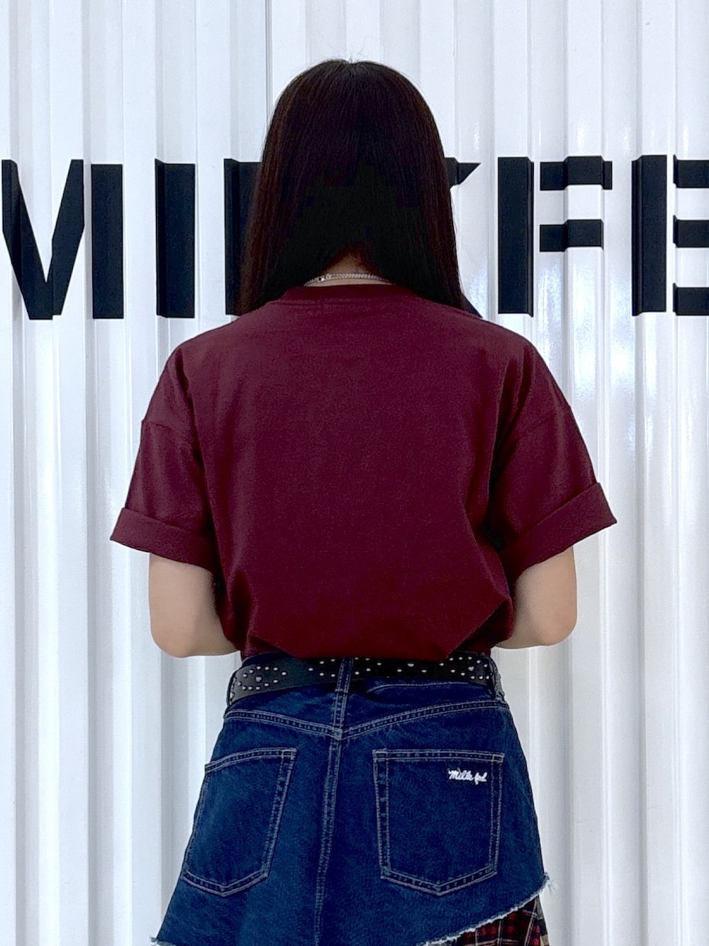 グレー系のショルダーバッグ、レッド系のTシャツ/カットソー、ブルー系のジャンパースカートを着用したレディースの秋コーディネートの6枚目の写真