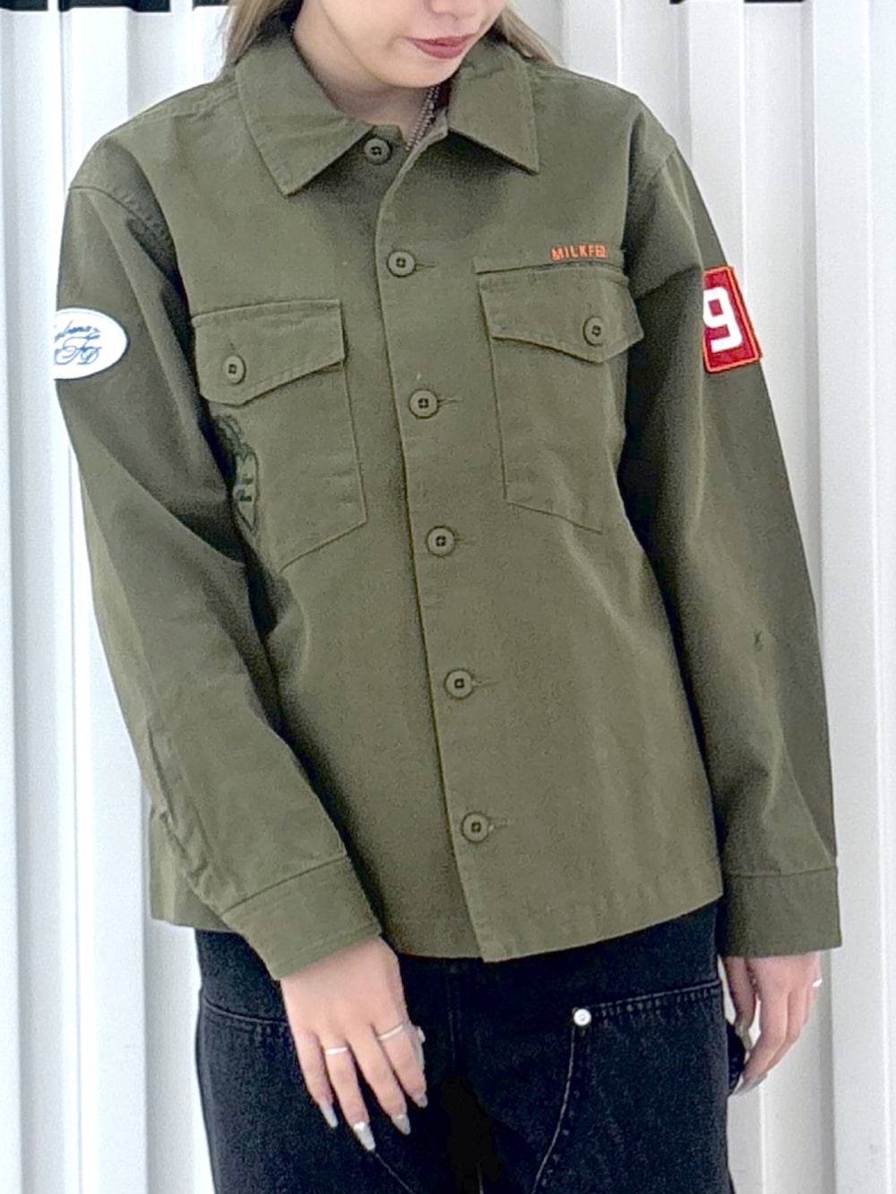 グリーン系のシャツ/ブラウス、ブラック系のデニムパンツ、パープル系のバックパック/リュックを着用したレディースの冬コーディネートの5枚目の写真