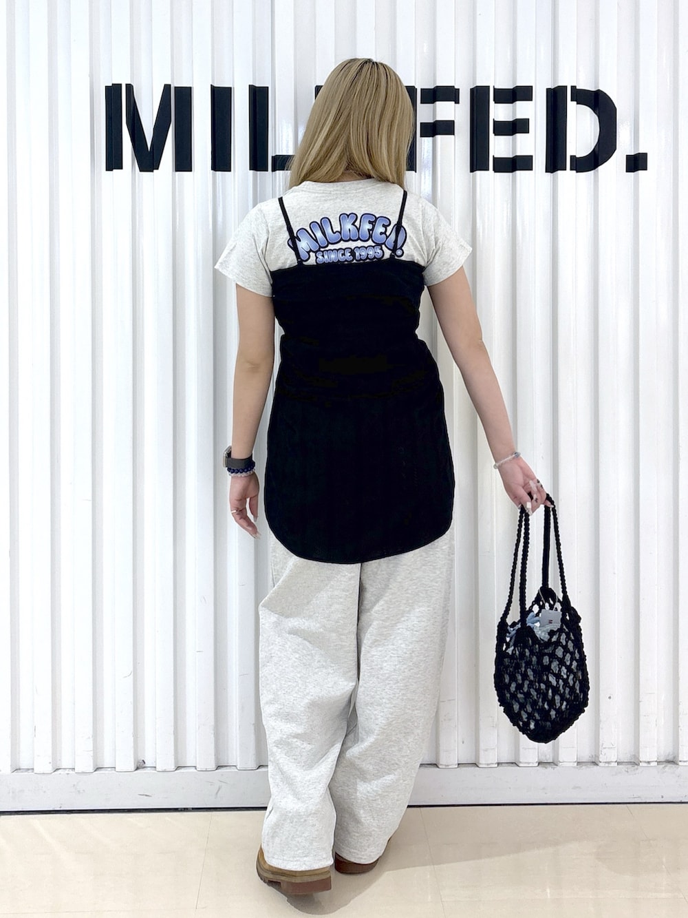 ブラック系のシャツ/ブラウス、ベージュ系のTシャツ/カットソー、ベージュ系のスウェットパンツを着用したレディースの春コーディネートの2枚目の写真