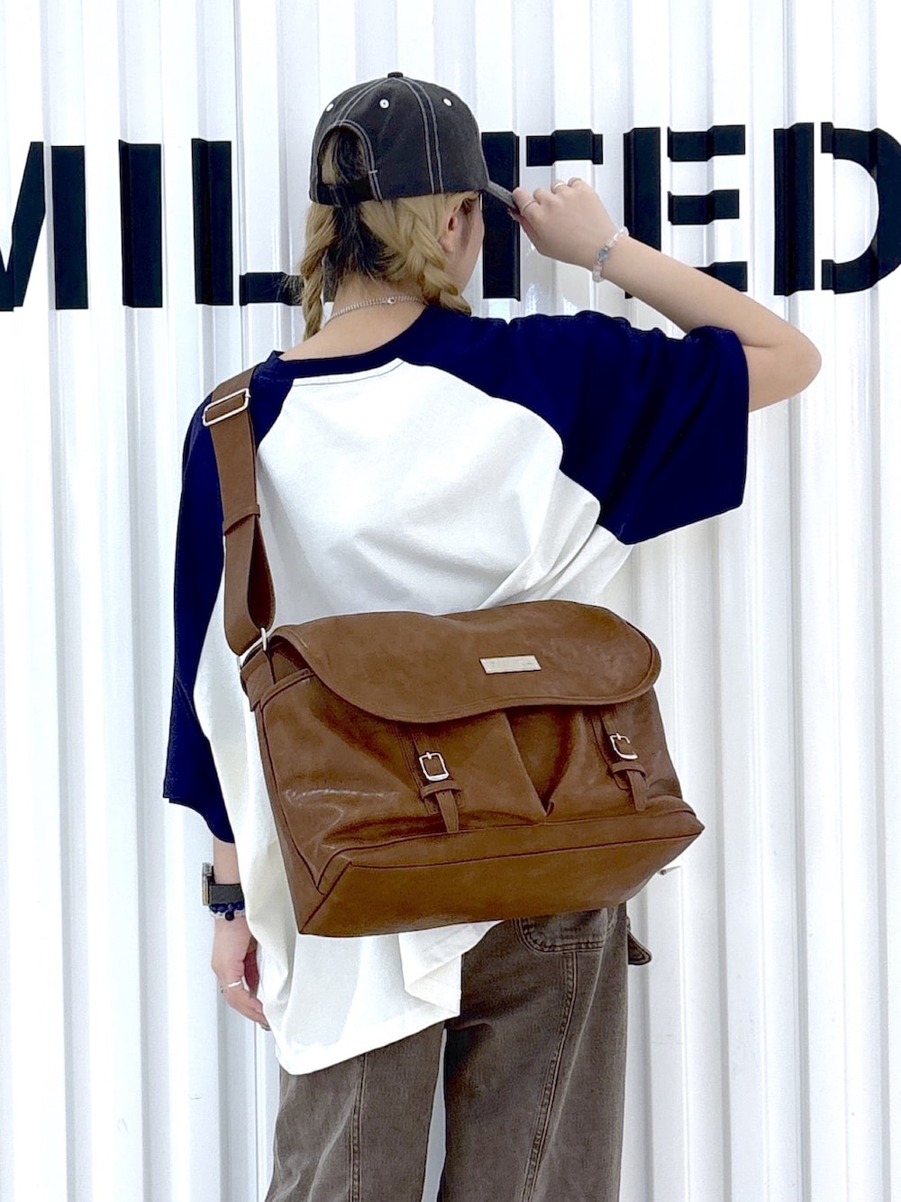 ブラウン系のショルダーバッグ、ブラウン系のその他パンツ、ホワイト系のTシャツ/カットソーを着用したレディースの春コーディネートの3枚目の写真