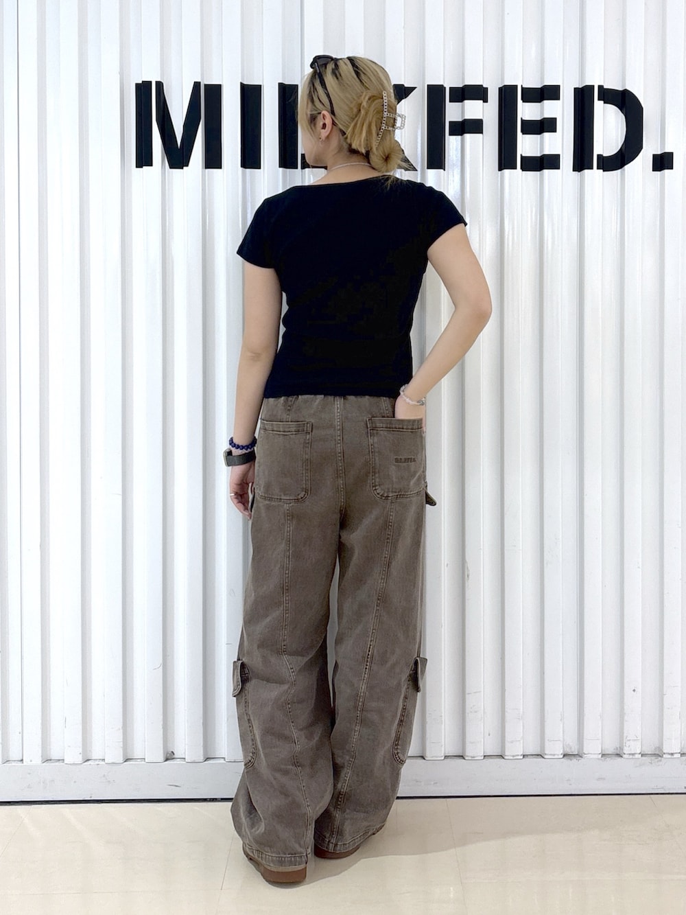 ブラウン系のその他パンツ、ブラック系のTシャツ/カットソー、ブラウン系のショルダーバッグを着用したレディースの春コーディネートの4枚目の写真