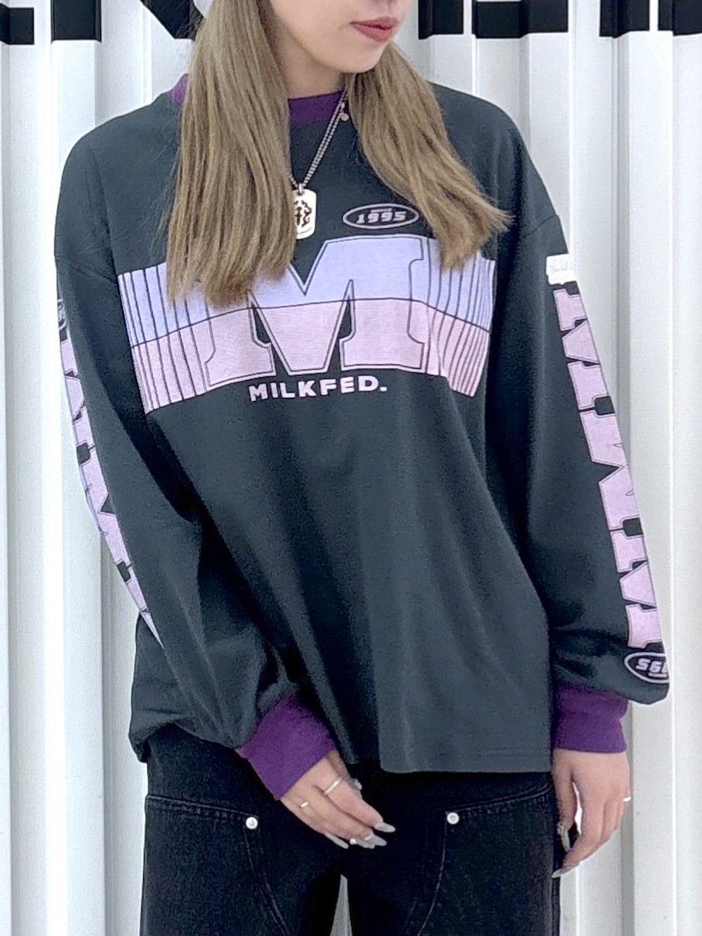 グレー系のTシャツ/カットソー、ブラック系のデニムパンツ、ブルー系のショルダーバッグを着用したレディースの冬コーディネートの5枚目の写真