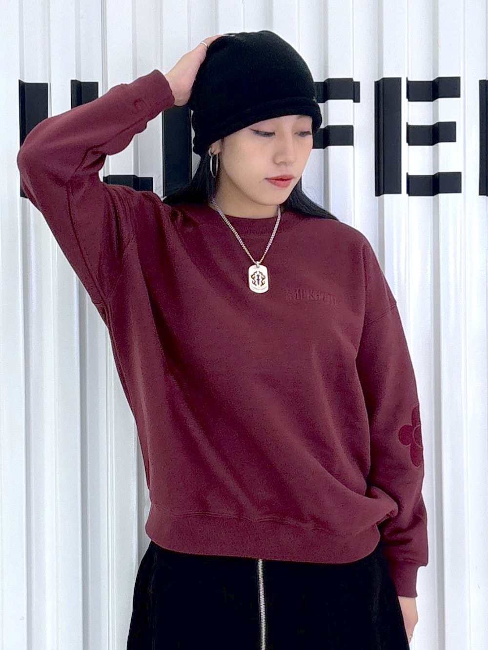 ブラック系のその他パンツ、ブラック系のショルダーバッグ、レッド系のスウェットを着用したレディースの秋コーディネートの5枚目の写真