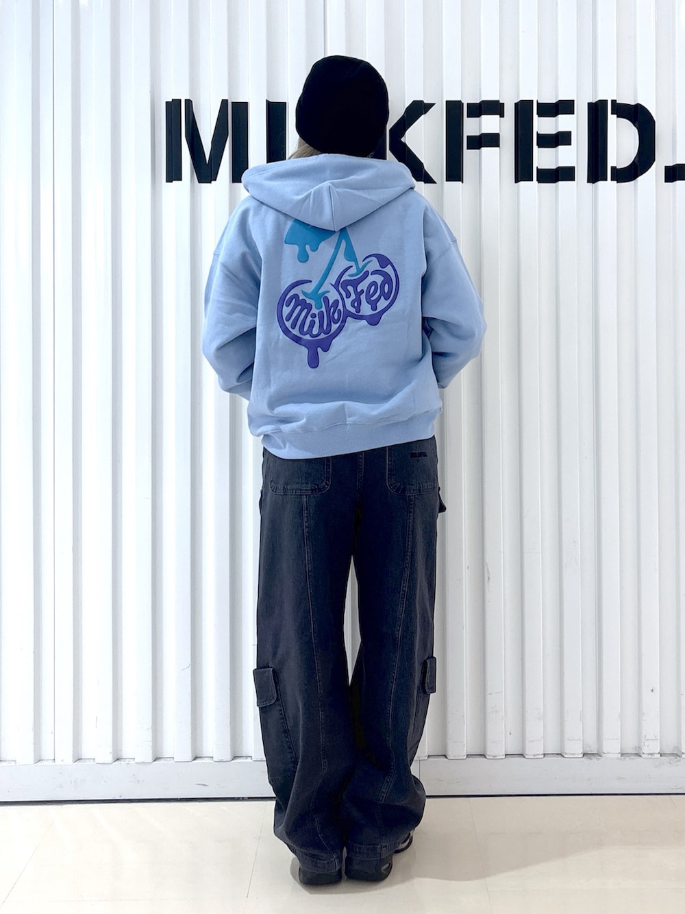 ブラック系のその他パンツ、ブルー系のパーカー、パープル系のバックパック/リュックを着用したレディースの冬コーディネートの5枚目の写真