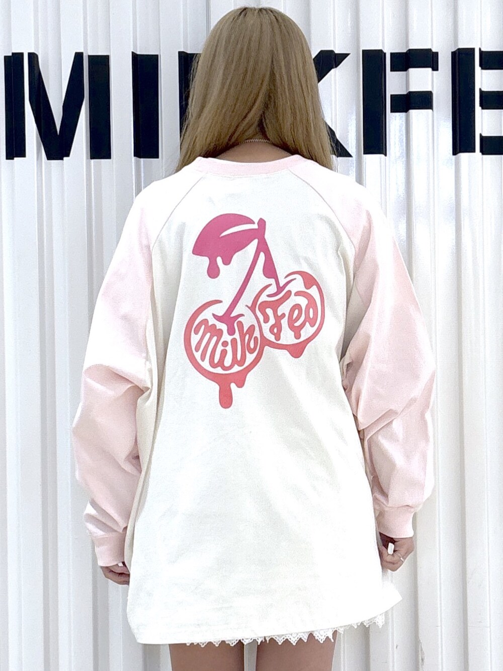 ホワイト系のTシャツ/カットソー、ホワイト系のスカート、グレー系のハンドバッグを着用したレディースの春コーディネートの6枚目の写真