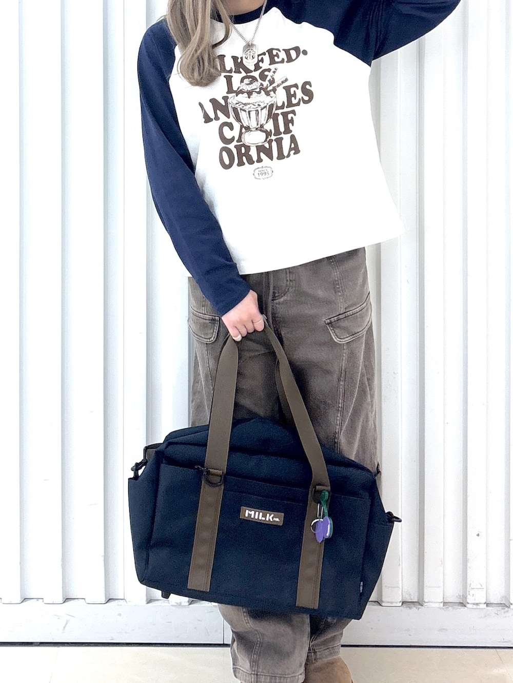 ブラウン系のその他パンツ、ホワイト系のTシャツ/カットソー、ブルー系のショルダーバッグを着用したレディースの冬コーディネートの4枚目の写真