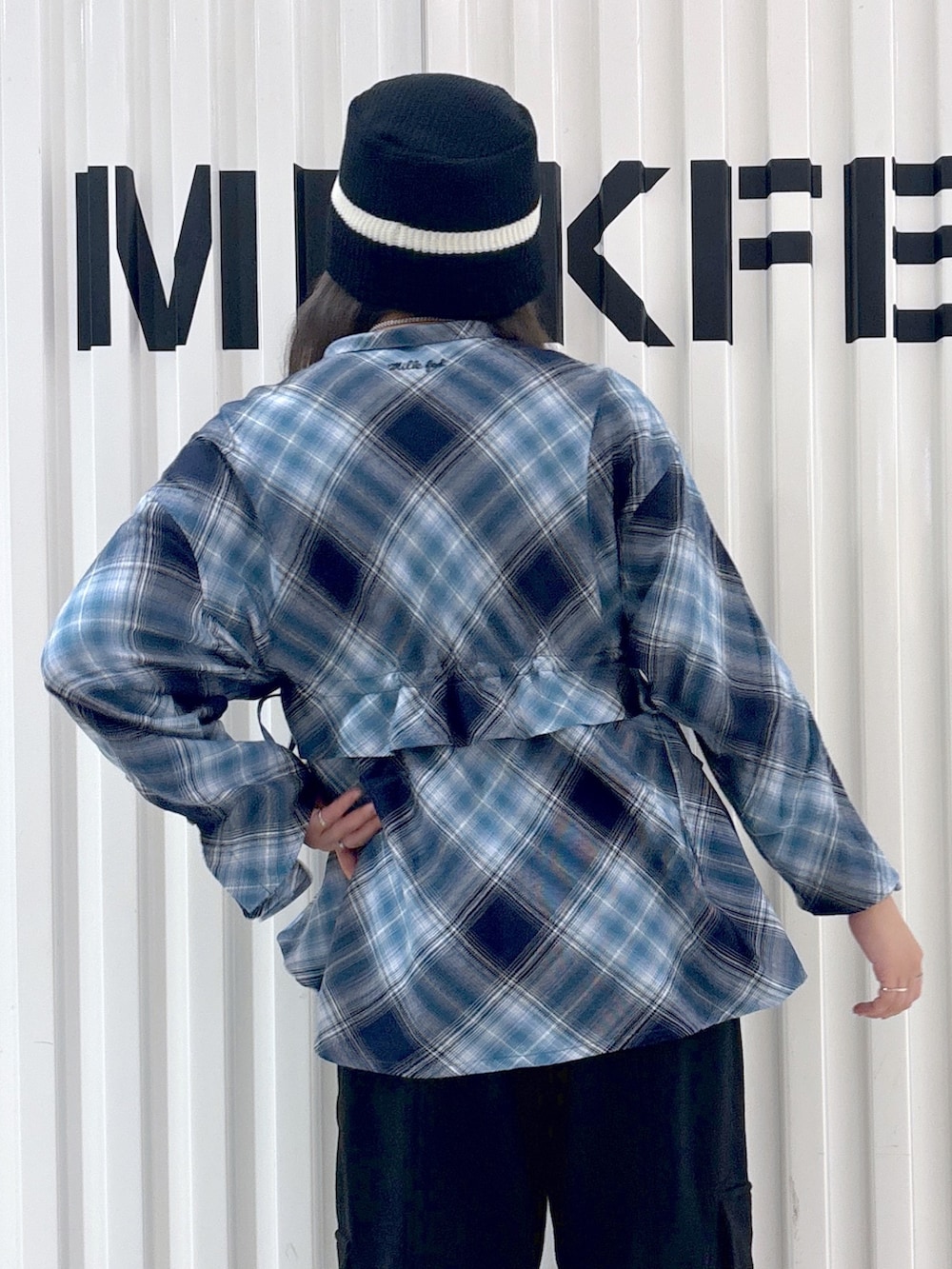 ブルー系のシャツ/ブラウス、ブラック系のスウェットパンツ、ブラック系のハットを着用したレディースの夏コーディネートの4枚目の写真