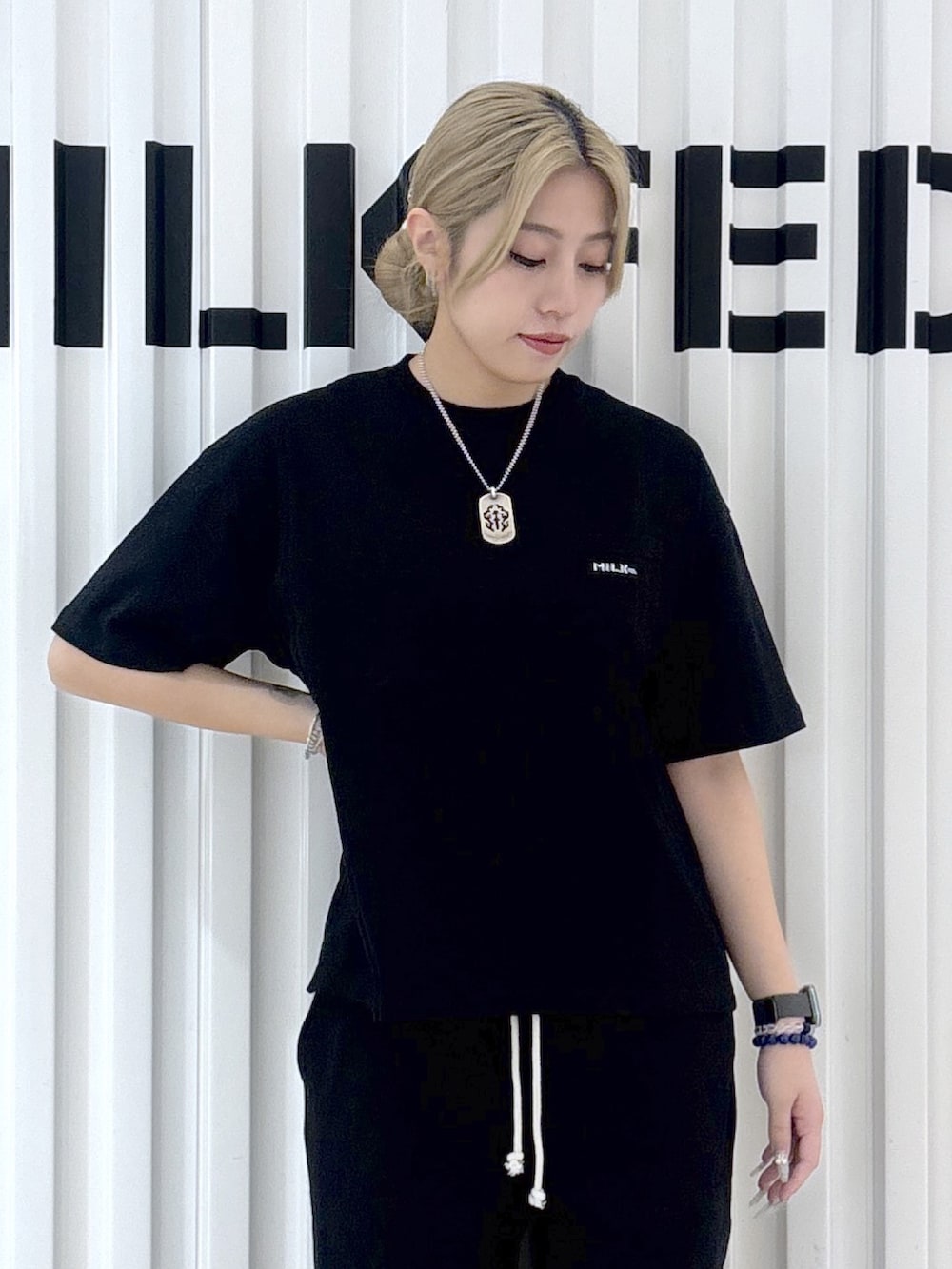 ブラック系のパーカー、ブラック系のTシャツ/カットソー、ブラック系のスウェットパンツを着用したレディースの春コーディネートの10枚目の写真