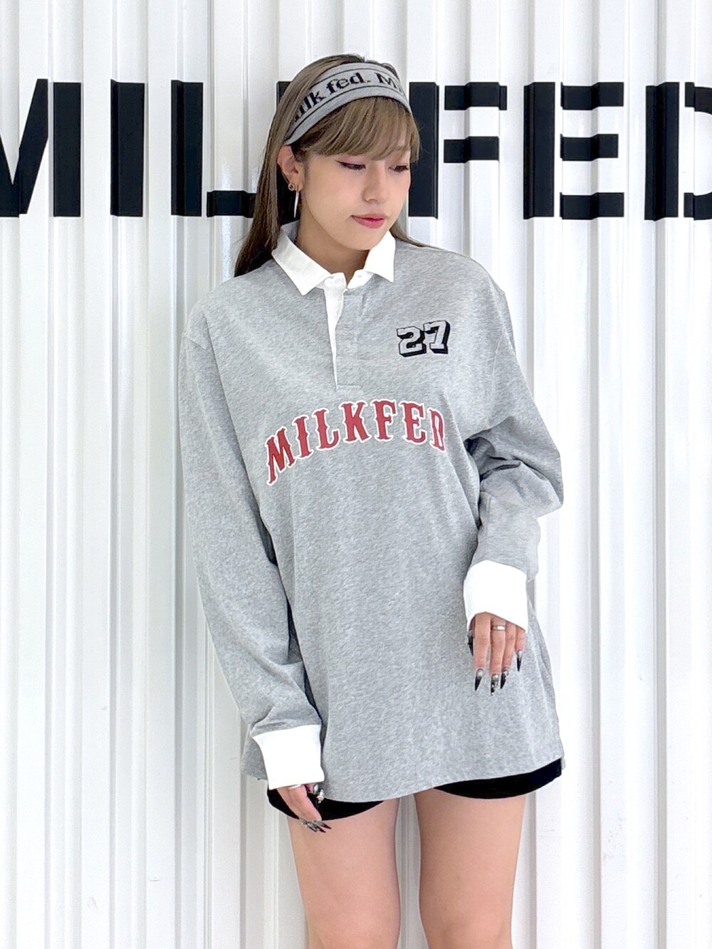 ブルー系のTシャツ/カットソー、ブラック系のその他パンツ、グレー系のヘアバンドを着用したレディースの秋コーディネートの3枚目の写真