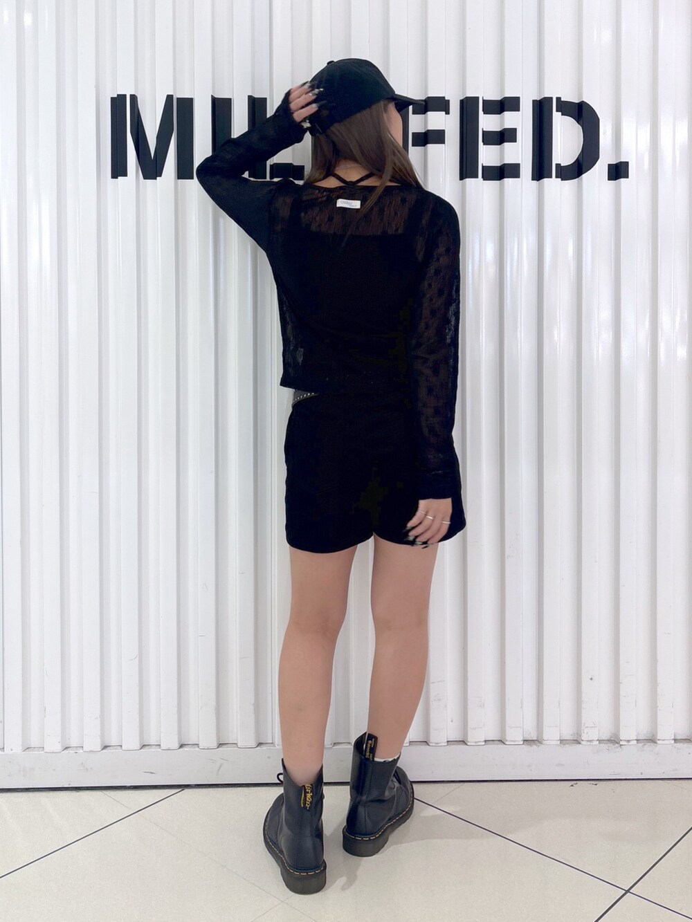 ブラック系のその他パンツ、ブラック系のシャツ/ブラウス、ブラック系のTシャツ/カットソーを着用したレディースの秋コーディネートの8枚目の写真