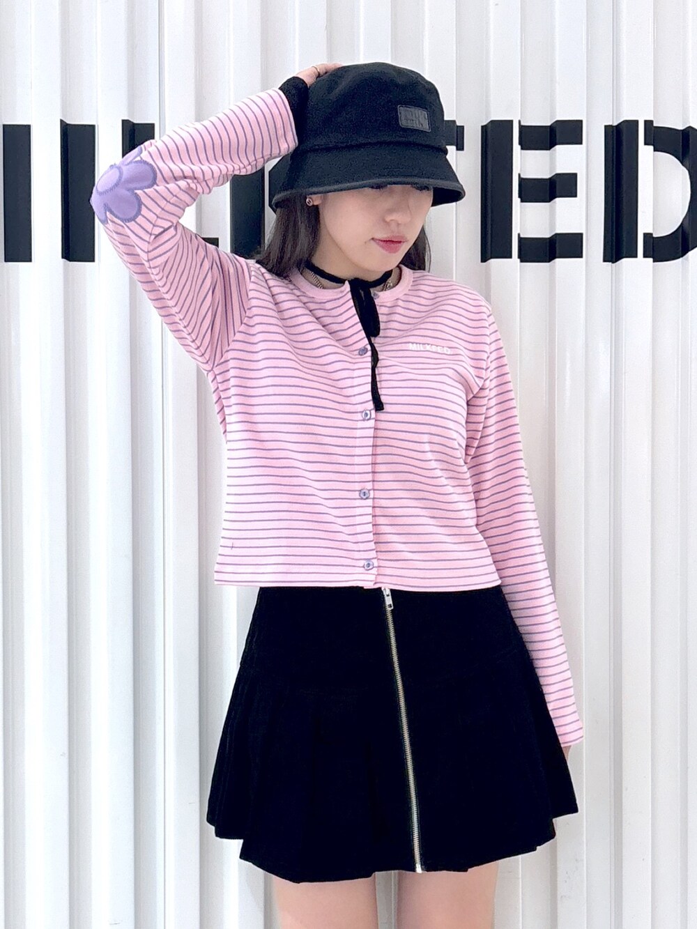 ピンク系のカーディガン/ボレロ、ブラック系のその他パンツ、ブラック系のTシャツ/カットソーを着用したレディースの夏コーディネートの4枚目の写真