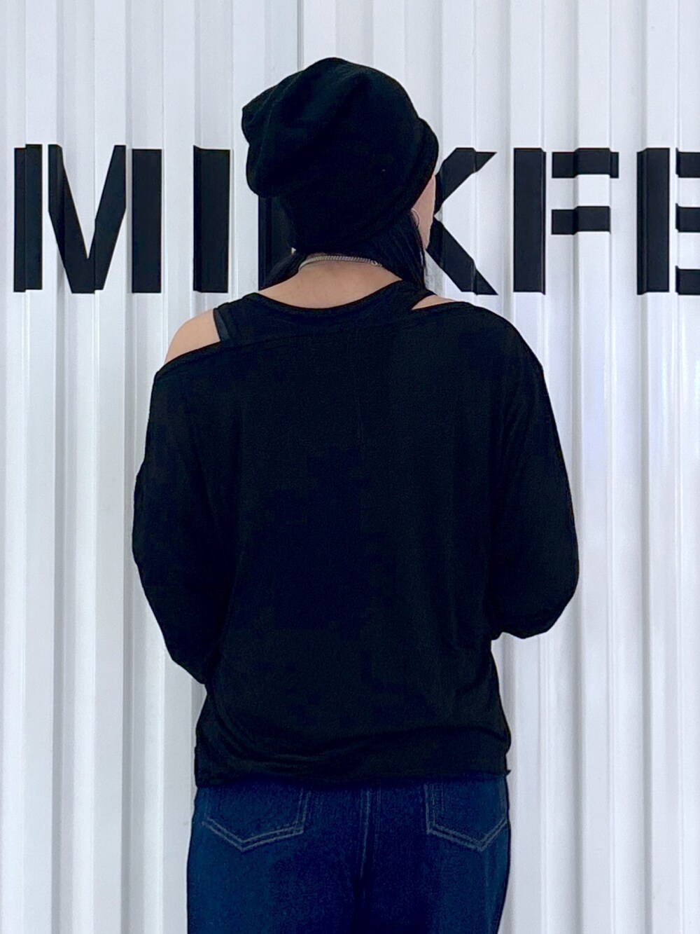 ブルー系のデニムパンツ、ブラック系のTシャツ/カットソー、ブラック系のニットキャップ/ビーニーを着用したレディースの秋コーディネートの4枚目の写真